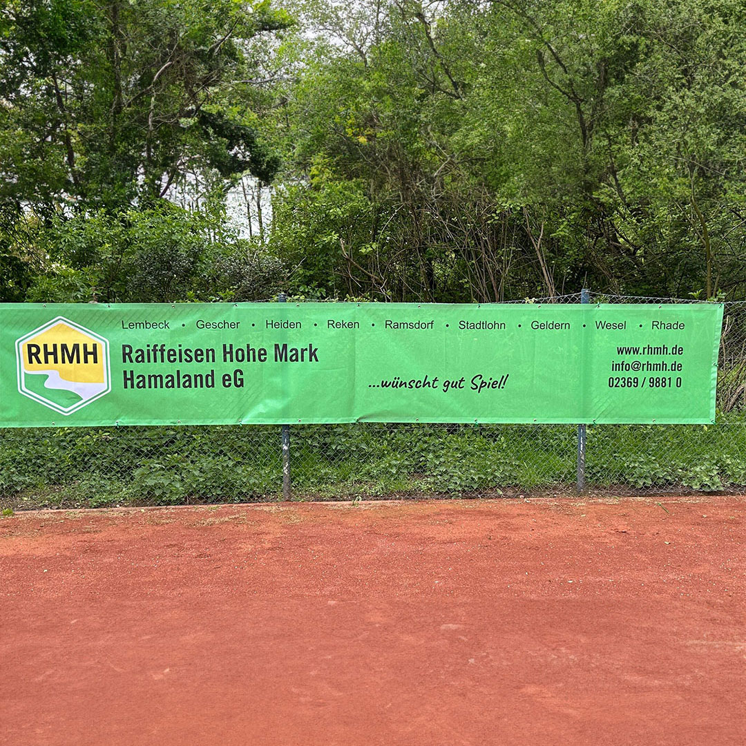 neues Sponsoren-Banner der Tennisfreunde Wulfen von der Raiffeisen Hohe Mark Hamaland eG